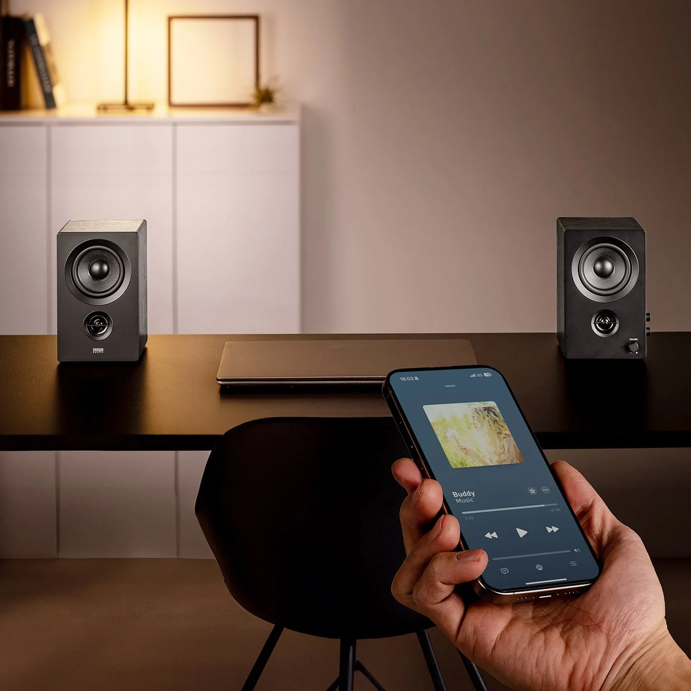 デスクトップスピーカーと音楽再生中のスマートフォン