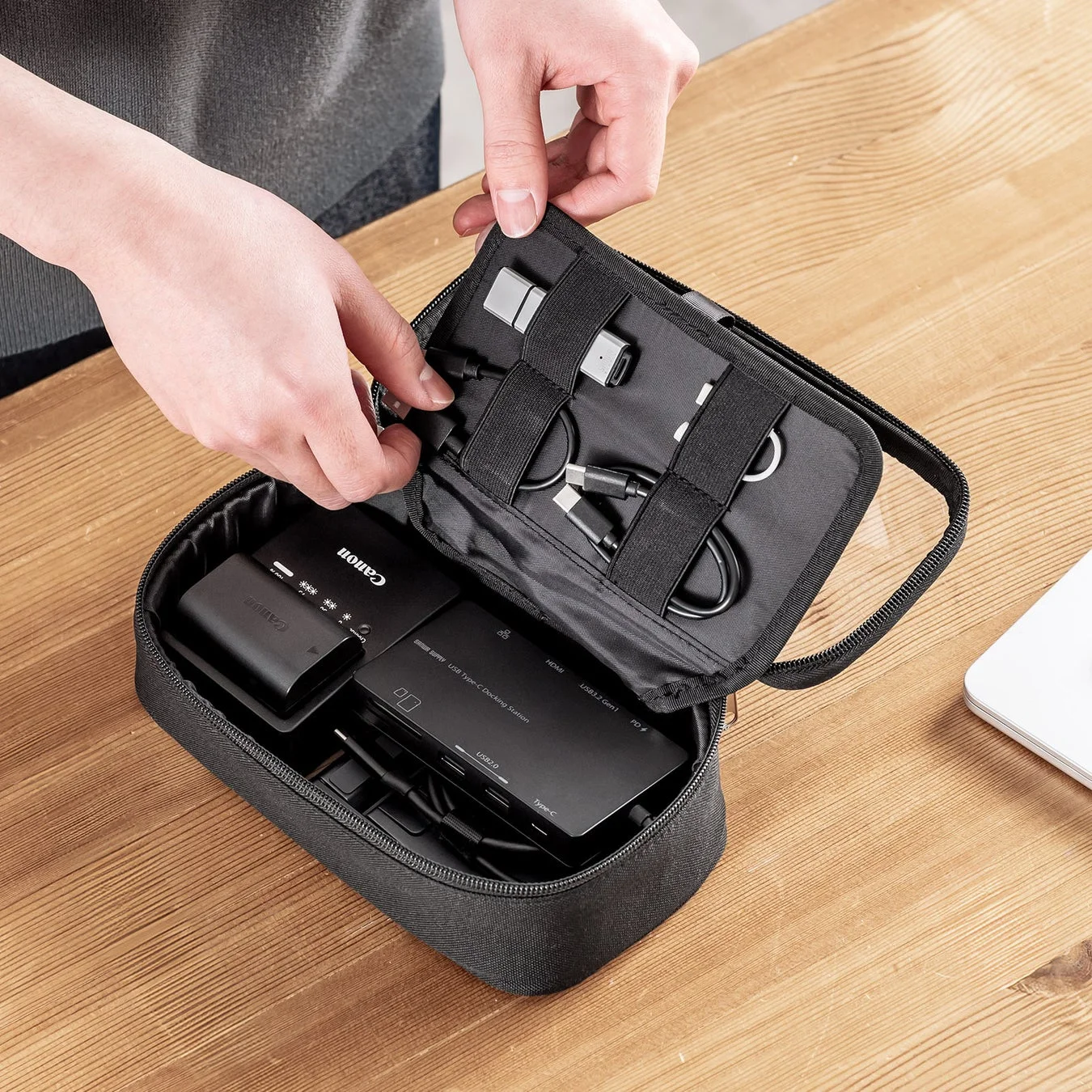 ケーブルやドッキングステーションを整理したポーチ