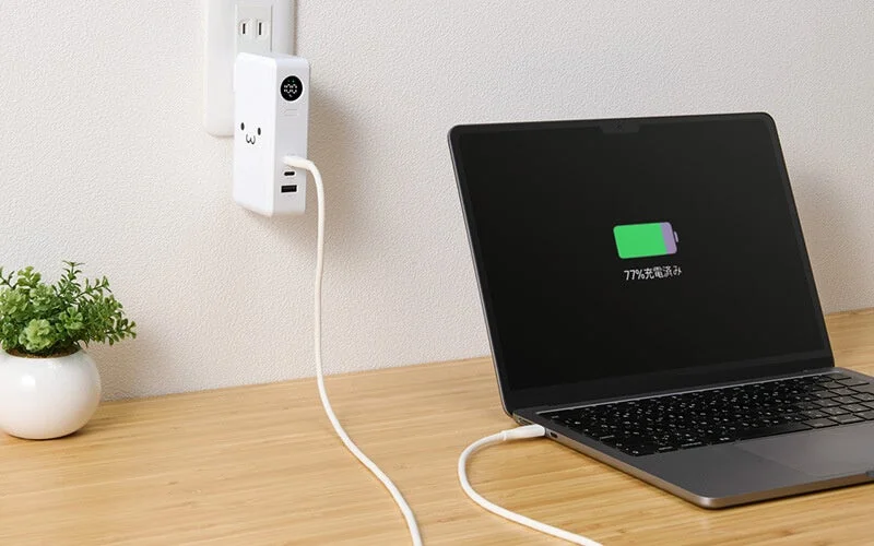 AC充電器として使用。ノートPCと白い顔デザイン充電器