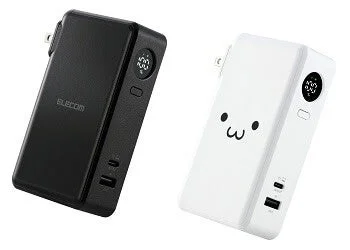 黒と白の2種類のモバイルバッテリーが並べられた画像。どちらもデジタル表示とUSBポート、折りたたみ式のACプラグを備えており、白い方には可愛らしい顔のイラストが描かれている。