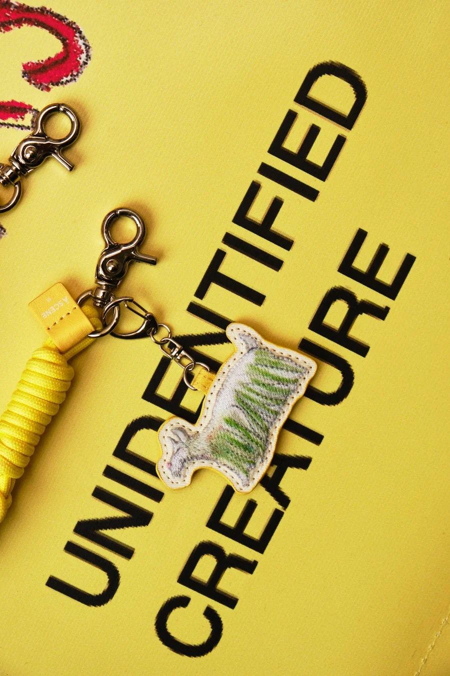 黄色のキーホルダーと未確認生物チャーム