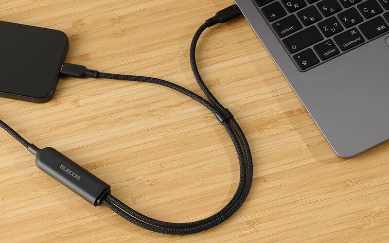 編み込みケーブルとELECOMロゴ