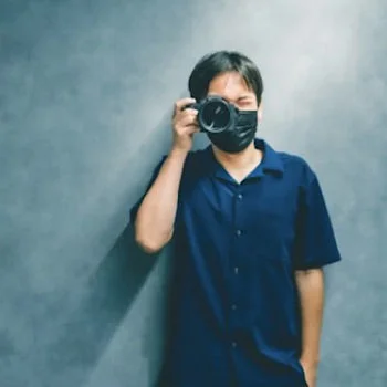 ダークブルーのシャツと黒いマスクを着用したKiona