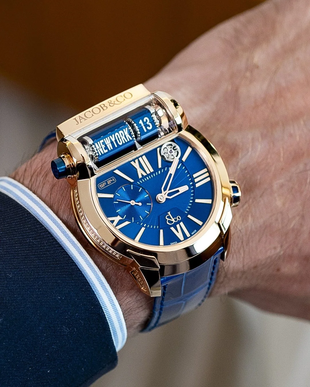 ブルーの革ベルトの時計