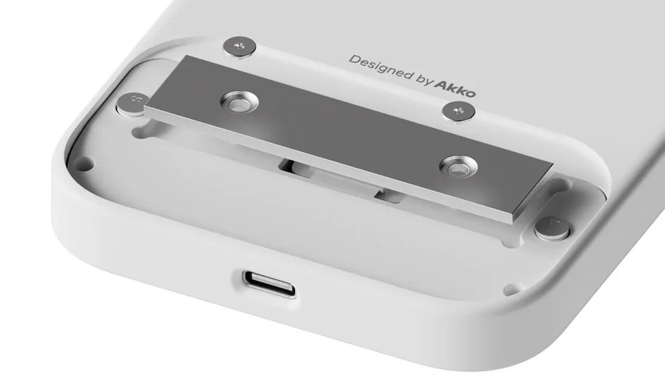 白い電子機器の底面、USB-Cポート、ウェイト部分