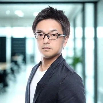 メガネをかけたアジア系の男性、小野 博之