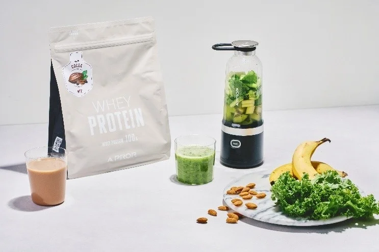 健康的なライフスタイルや栄養補給をイメージさせる、食材とドリンクの組み合わせです。