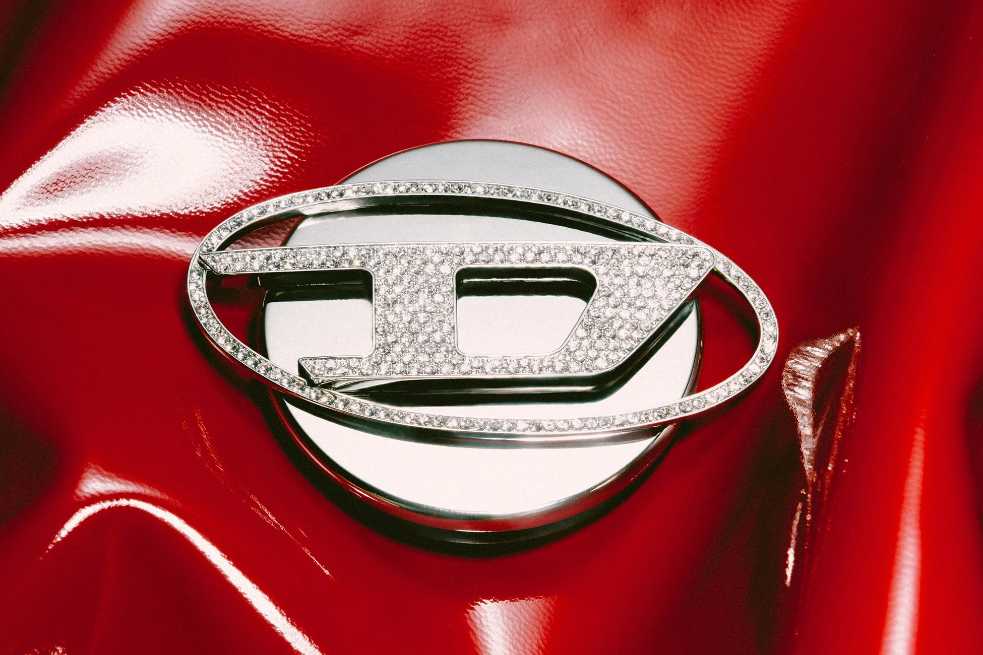 DIESELのDロゴ、クリスタルエンボス加工
