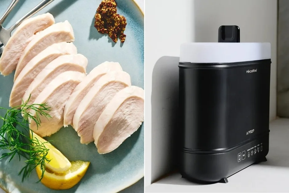 スライスされた鶏むね肉とレモン、ディル、粒マスタードが盛られた料理と、recolteの黒いキッチン家電「A PROP」が並べられています。