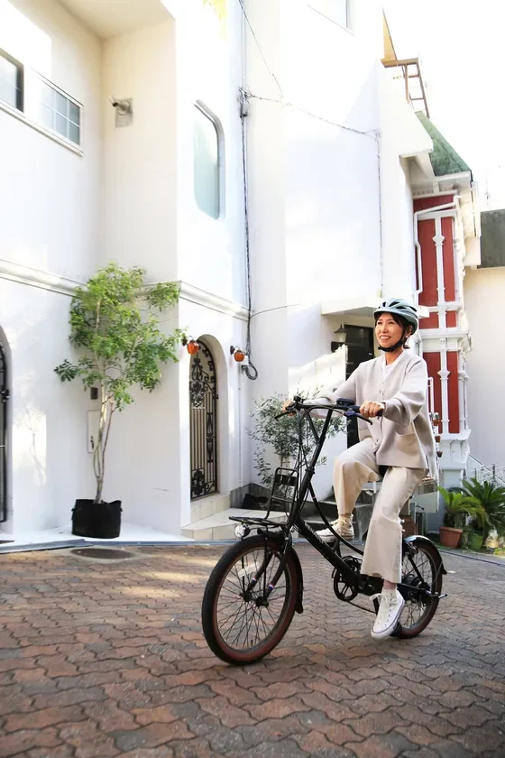 女性が黒い自転車に乗る