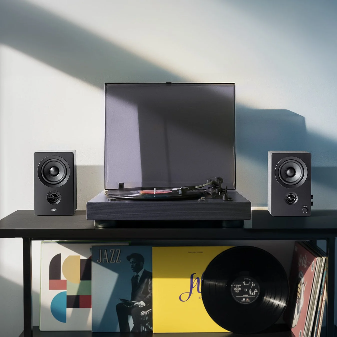 レコードプレーヤーとスピーカーが置かれた空間