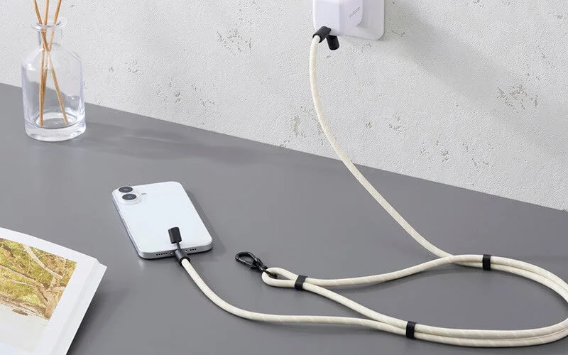 デスクでストラップ付き充電ケーブルを使用する様子