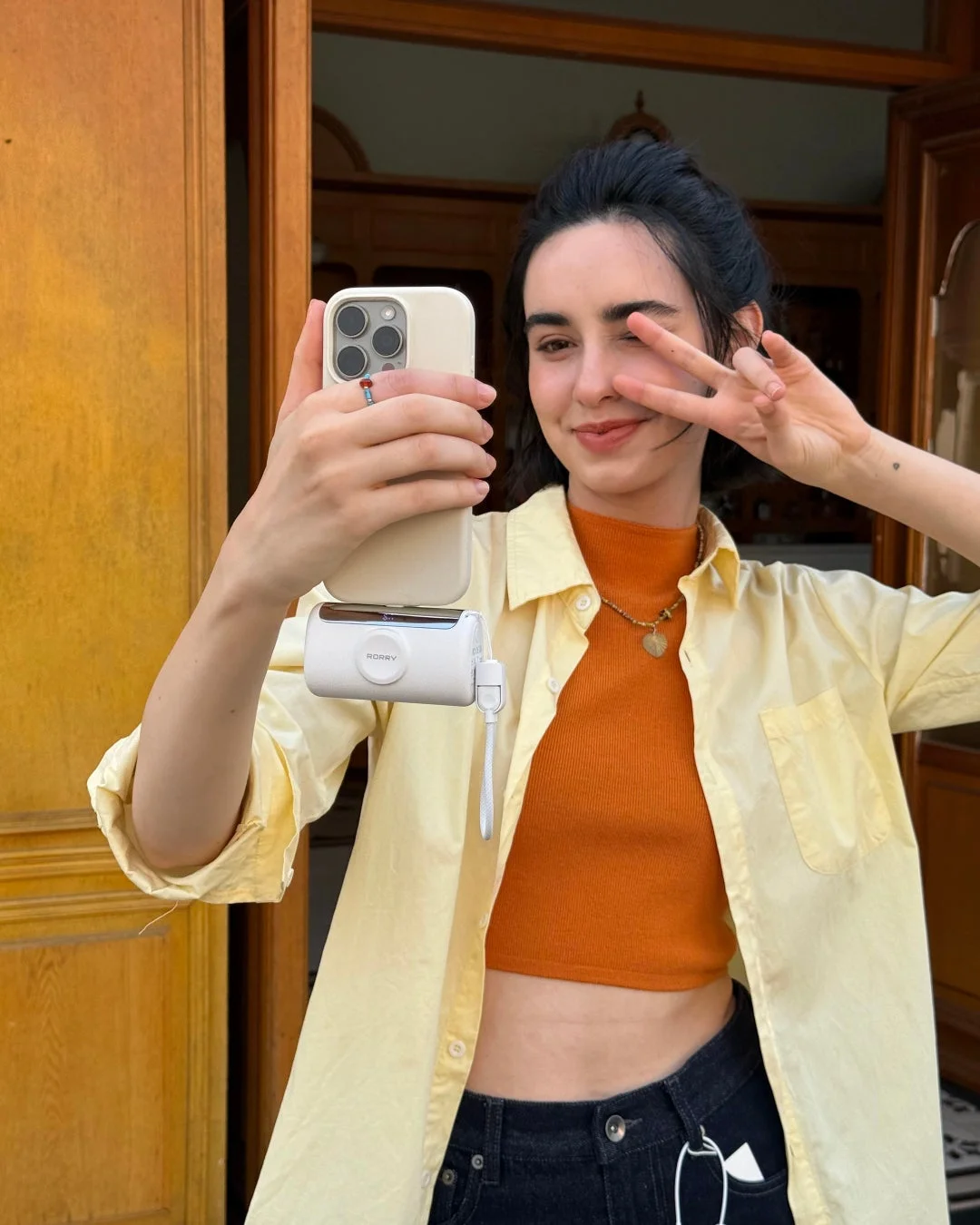 女性がRORRYのモバイルバッテリーで自撮り
