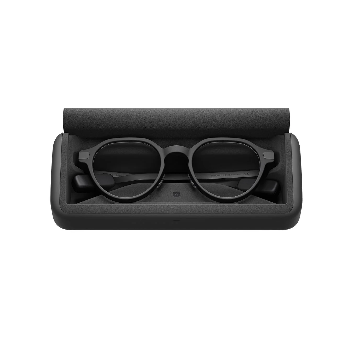 黒いフレームのスマートグラスが、専用の黒い充電ケースに収納されている状態