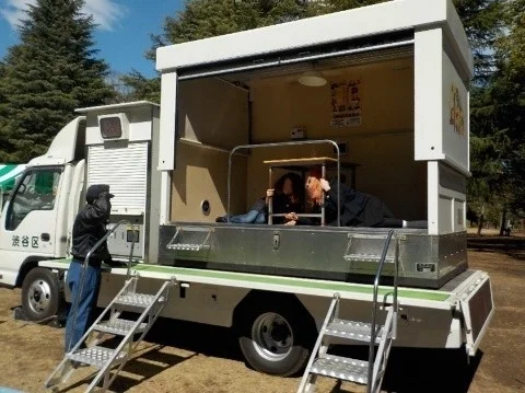 地震体験車での訓練風景