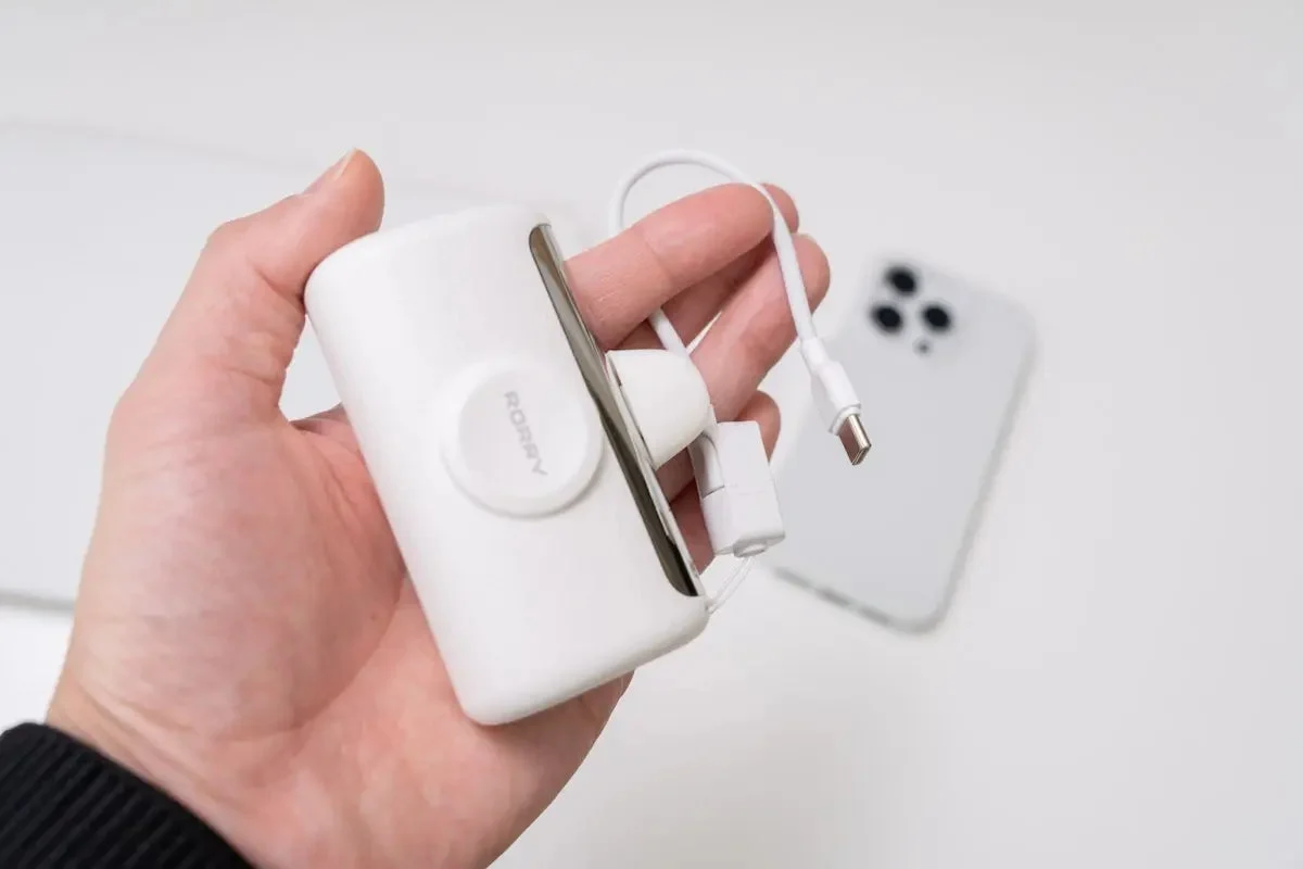 ストラップホールにケーブルを繋げた様子