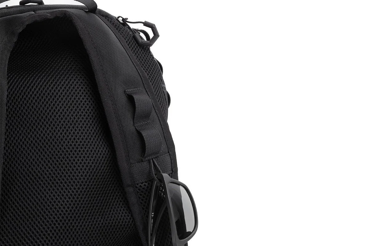 ショルダーストラップにサングラス