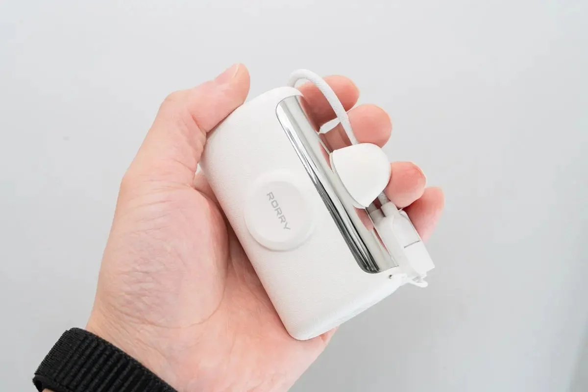 手のひらサイズのモバイルバッテリー