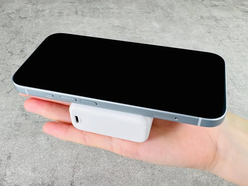 IN/OUTポートが見えるモバイルバッテリー