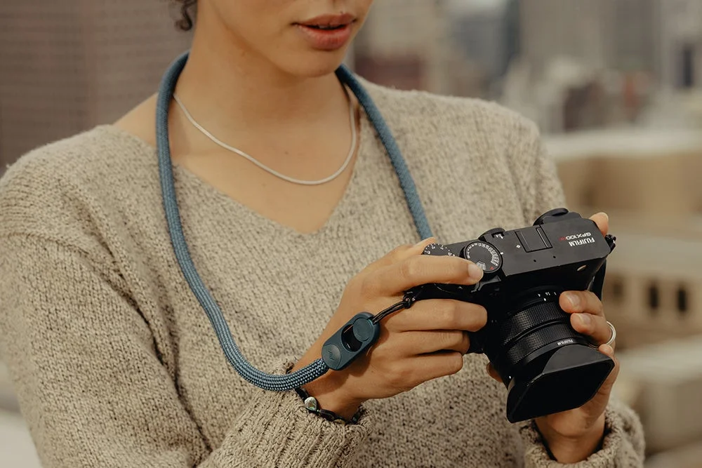 ピークデザインのカメラを持つ女性の画像