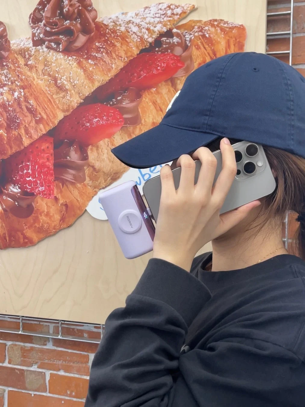 カフェでスマートフォンを充電する様子