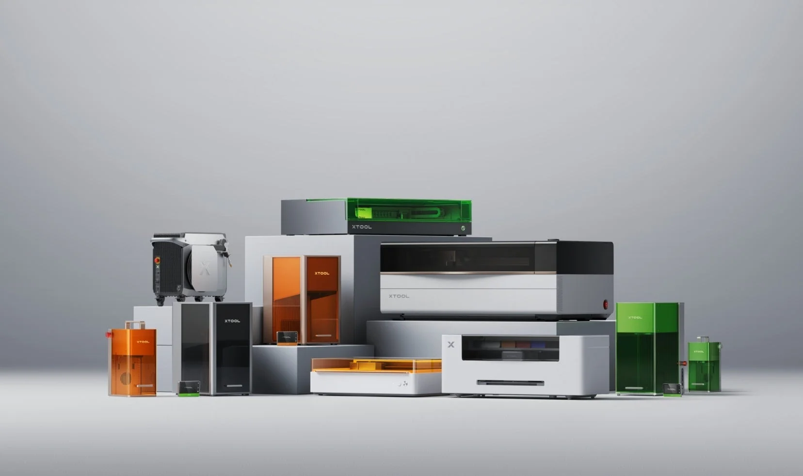 XTOOLブランドの多様なレーザー加工機や関連デバイス
