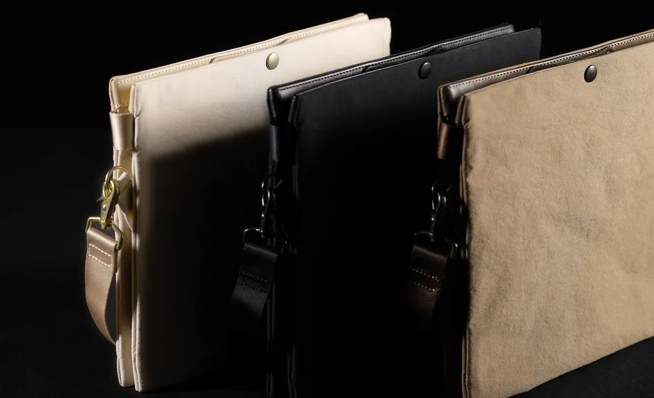 オフホワイト、ブラック、ブラウンの3色のスナップボタン付きバッグ