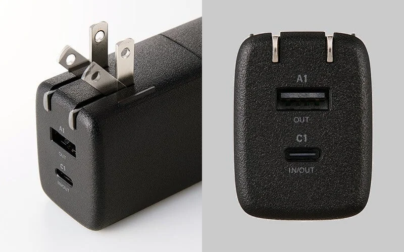 折りたたみ式プラグを備えた黒い電源アダプターが写っています。USB-AとUSB-Cの複数のポートがあり、様々なデバイスの充電に使用できるコンパクトなデザインです。