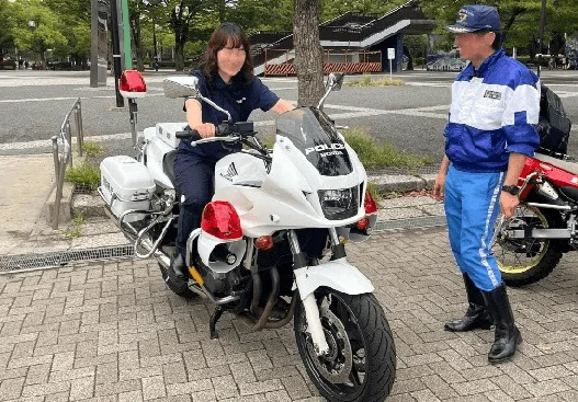 白バイに乗る女性警察官