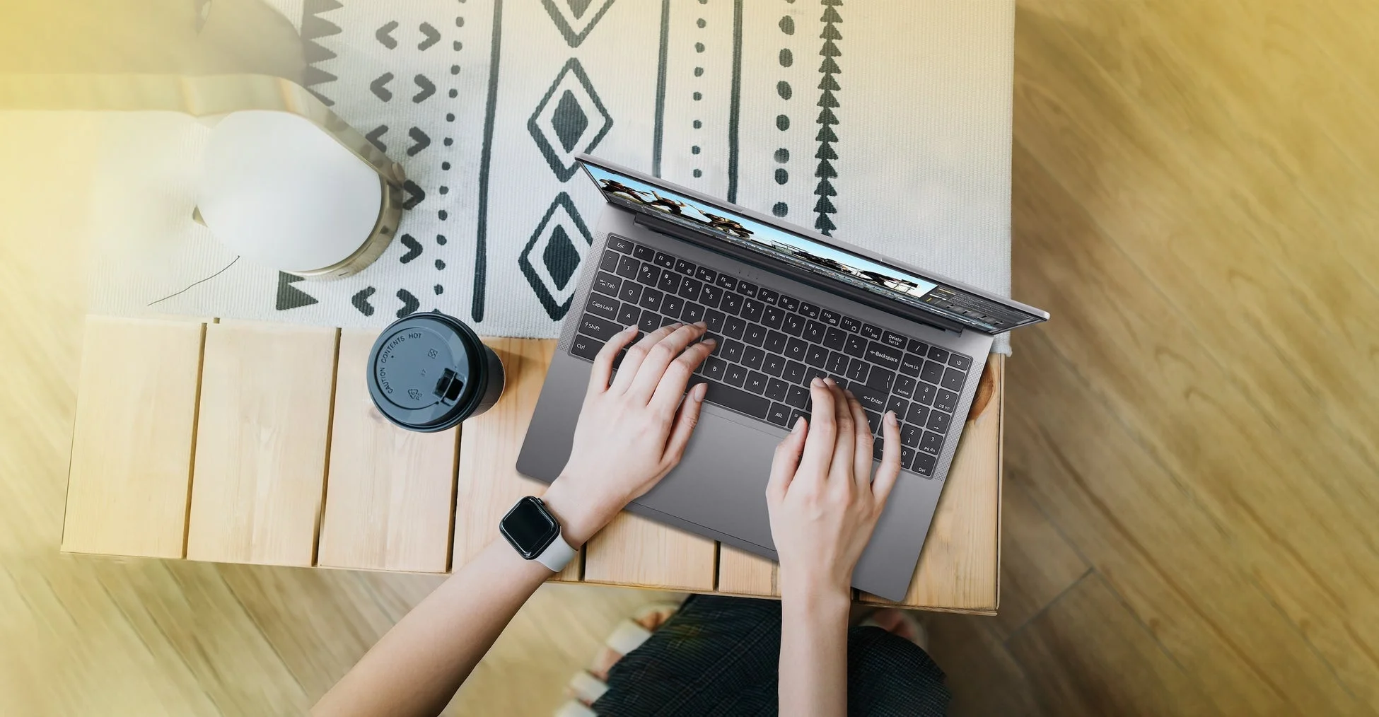 ノートパソコンを操作する人物の俯瞰画像