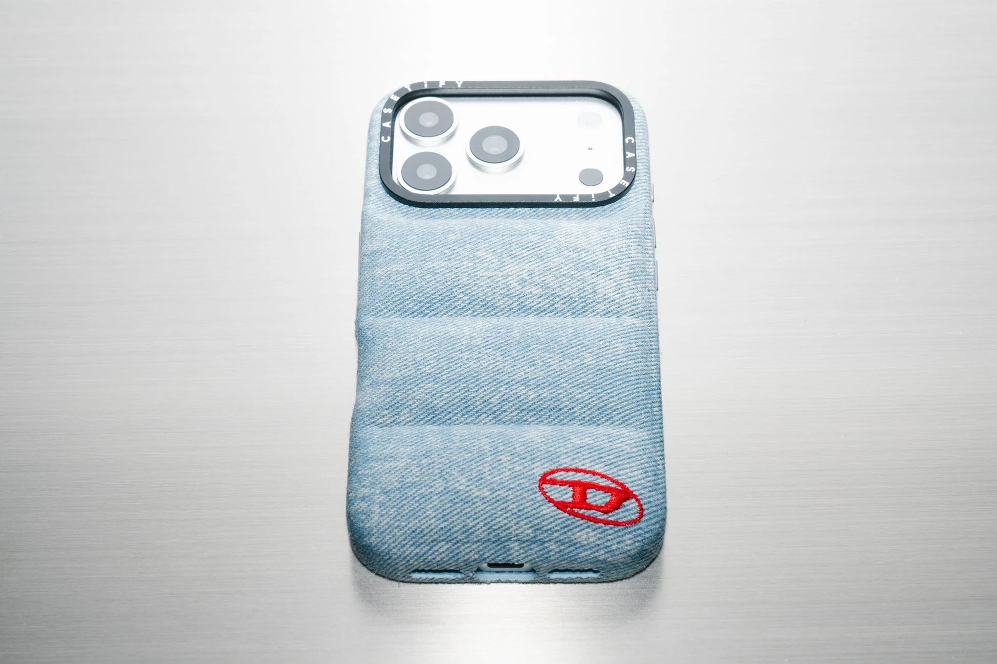 ライトブルーのデニムキルティングスマホケース