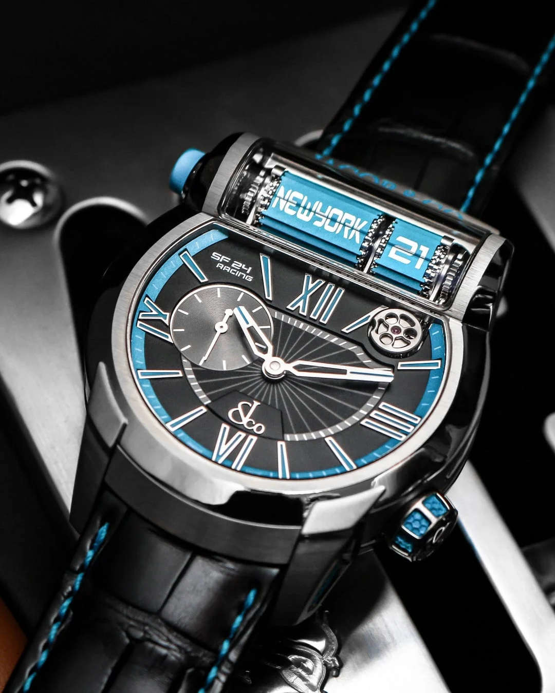 黒とブルーのスポーティーな時計