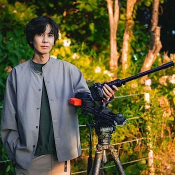 自然豊かな屋外で望遠レンズ付きカメラと三脚を構えるYuu’s adventures