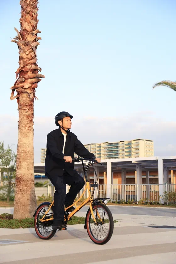 男性が黄色い自転車に乗る