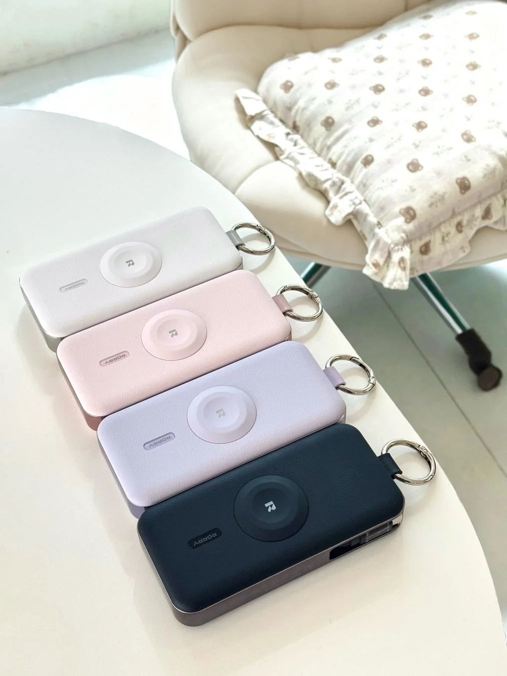 ポータブル充電器の4色展開