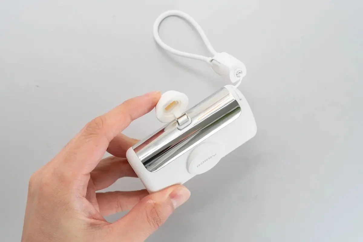 USB-Cコネクタのフタを開けた状態