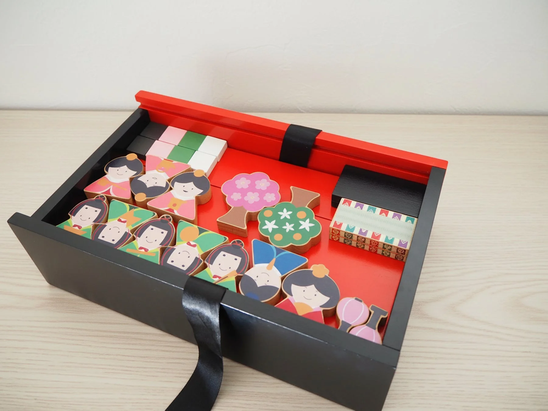 箱に収められたひなつみき