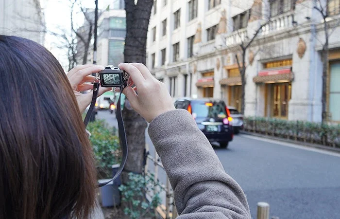 街中でHARUを構える人物の後ろ姿