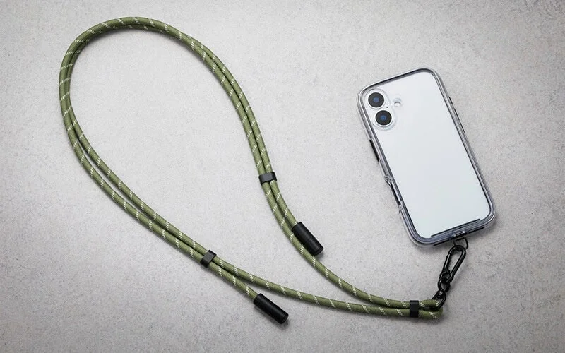 カーキ色の編み込みストラップに接続された白いスマートフォン