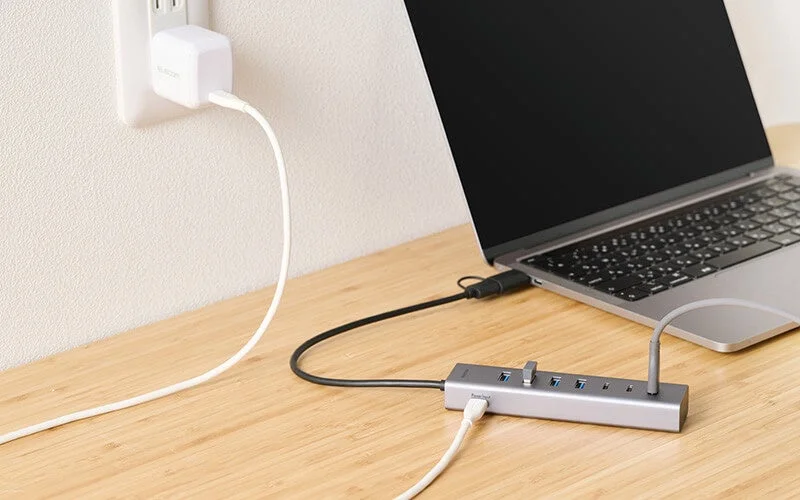ノートPCとUSBハブ、充電器の接続例