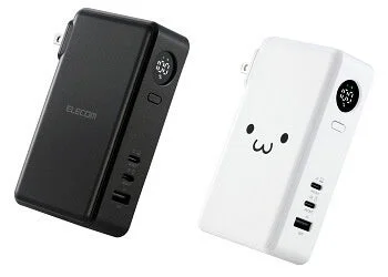 黒と白の2つのモバイルバッテリーが並べられています。どちらもACプラグとデジタル表示を備え、白い方には可愛らしい顔のデザインがあります。