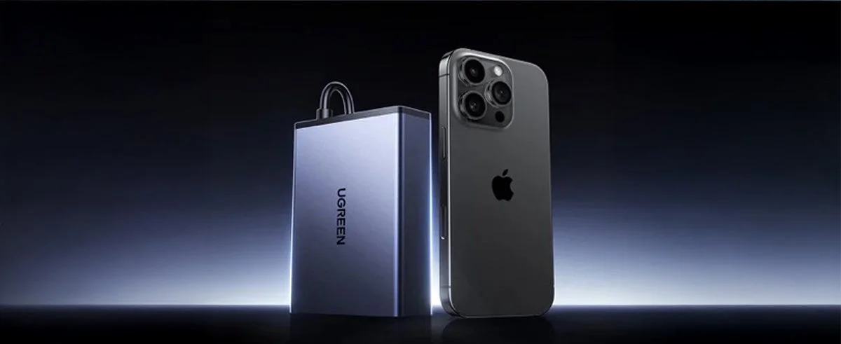 軽量コンパクトなUGREENモバイルバッテリーとiPhoneの画像