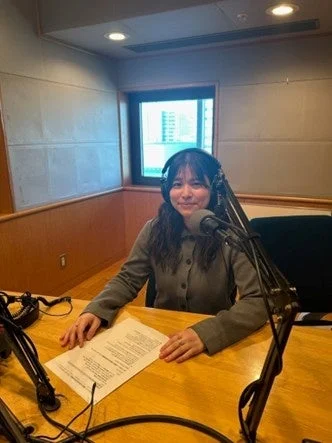 ラジオスタジオでマイクに向かう女性