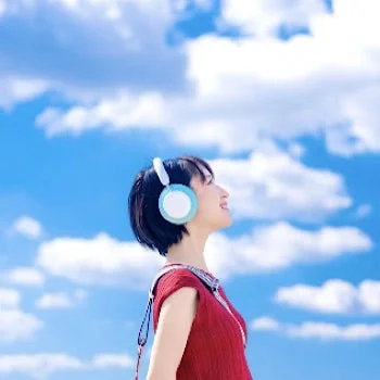 ヘッドホンをつけ空を見上げて微笑むCALEN（カレン）