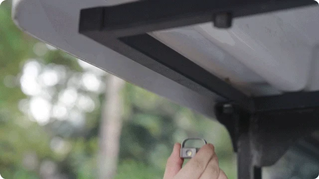 ED08ライトを車両に取り付けている様子