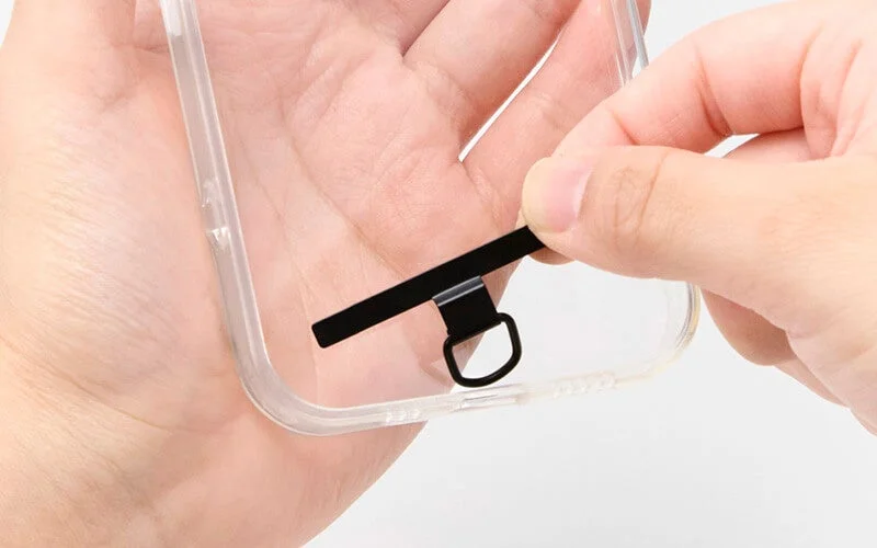 ストラップを取り付けるためのホルダーを装着する様子