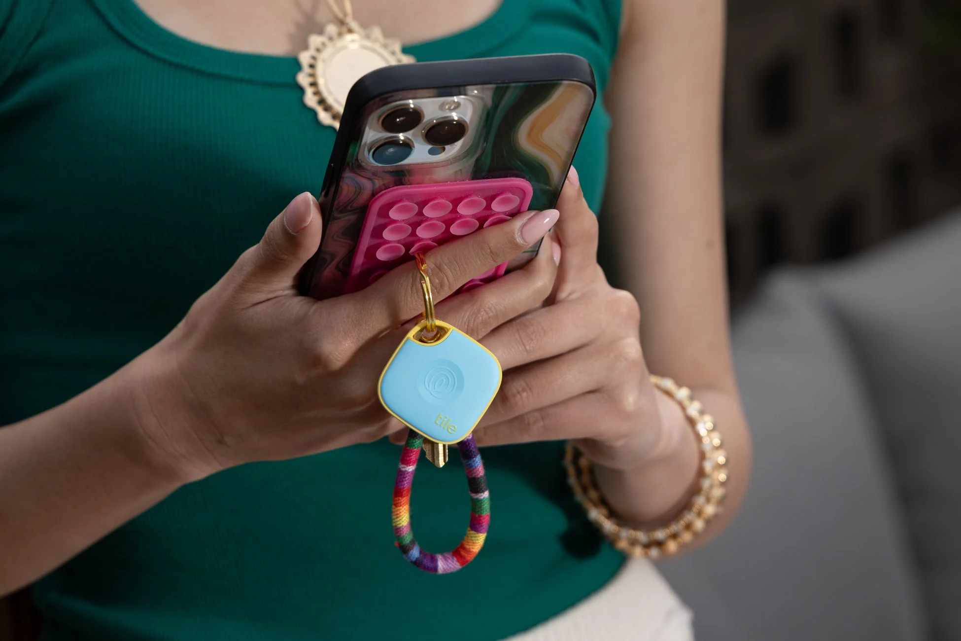 Tileとスマホを操作する女性