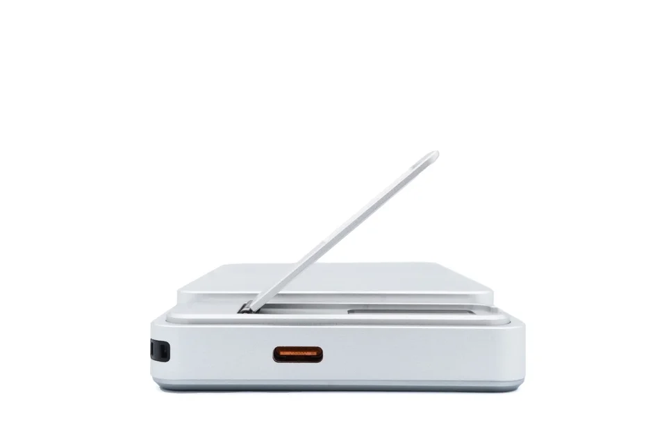 白いデバイスの側面、スタンド機能を示唆