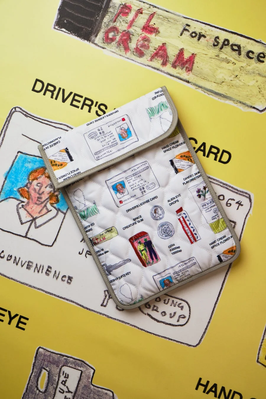 グラフィックがプリントされたキルトポーチ