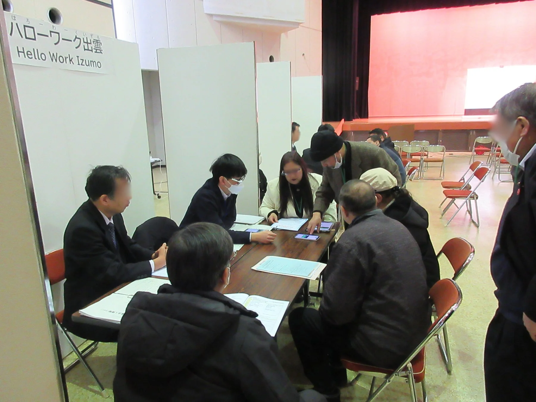 ハローワークのイベント会場で人々が会話している様子